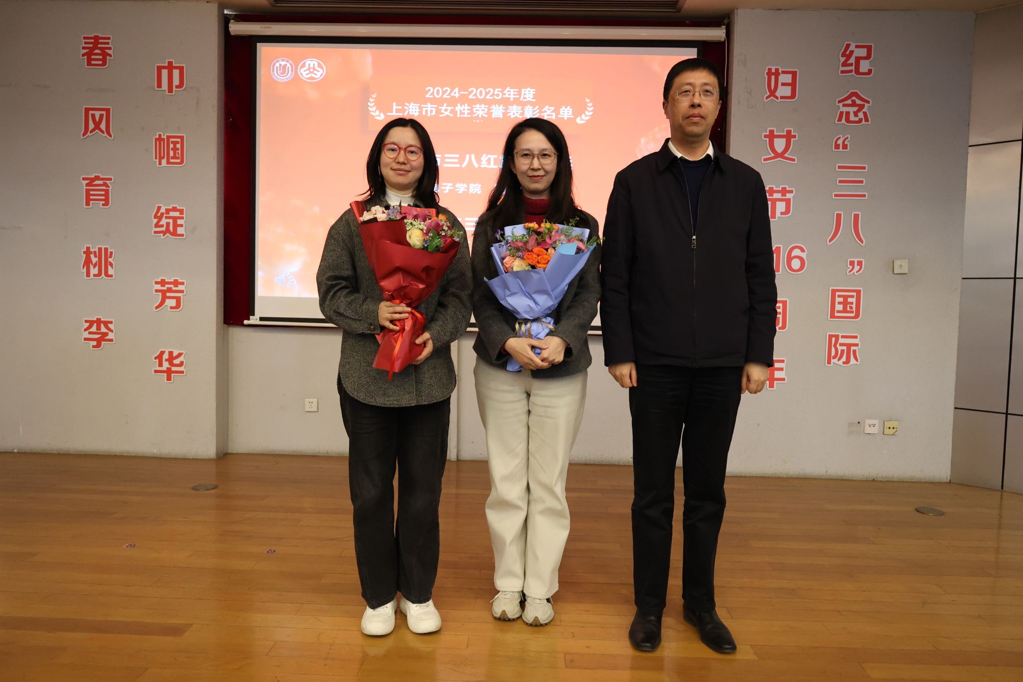 吴书记颁奖-周婷、曾丹.jpg 吴书记颁奖-周婷、曾丹.jpg