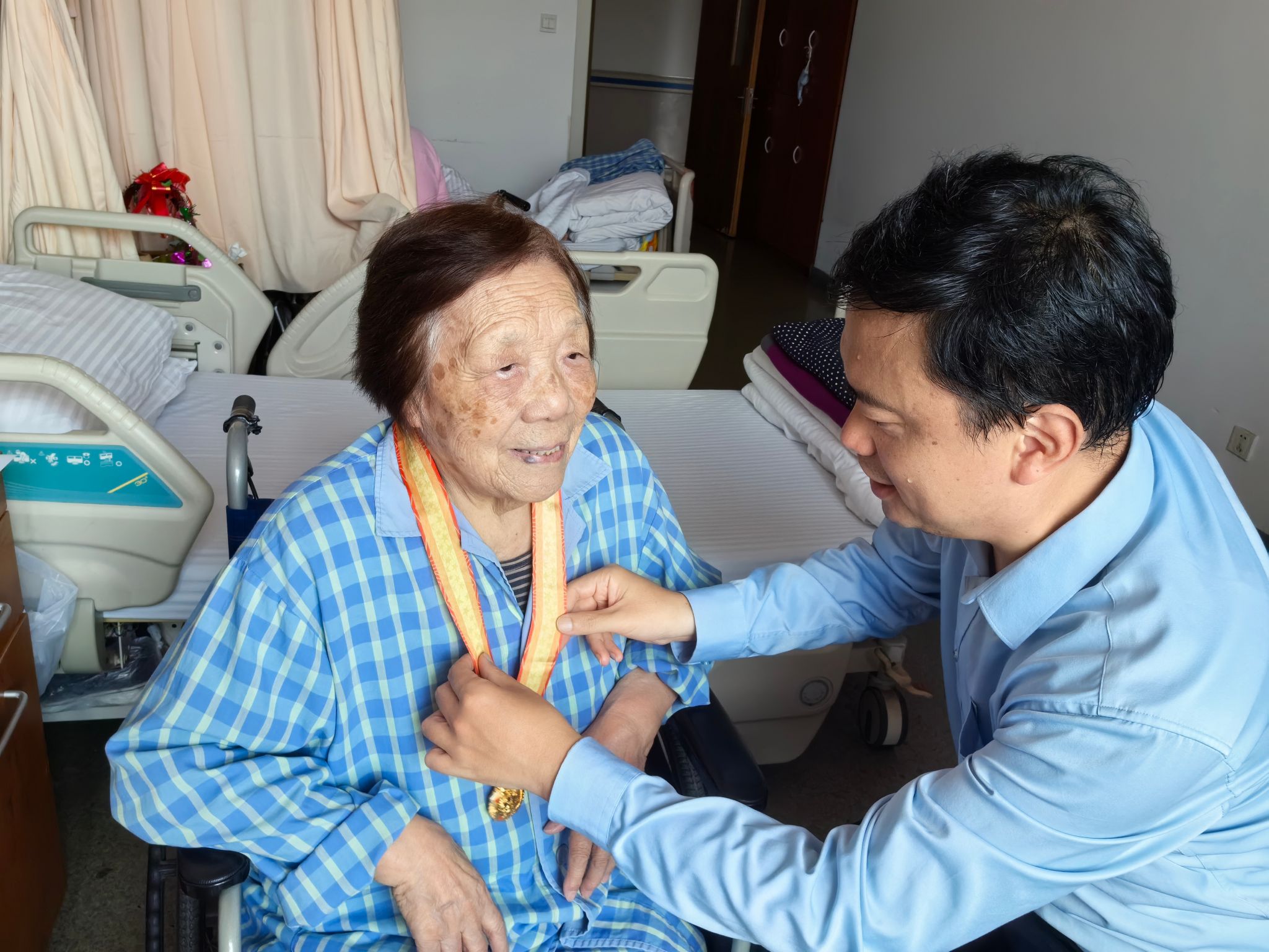 党委副书记、副校长胡大伟慰问芮美.jpg