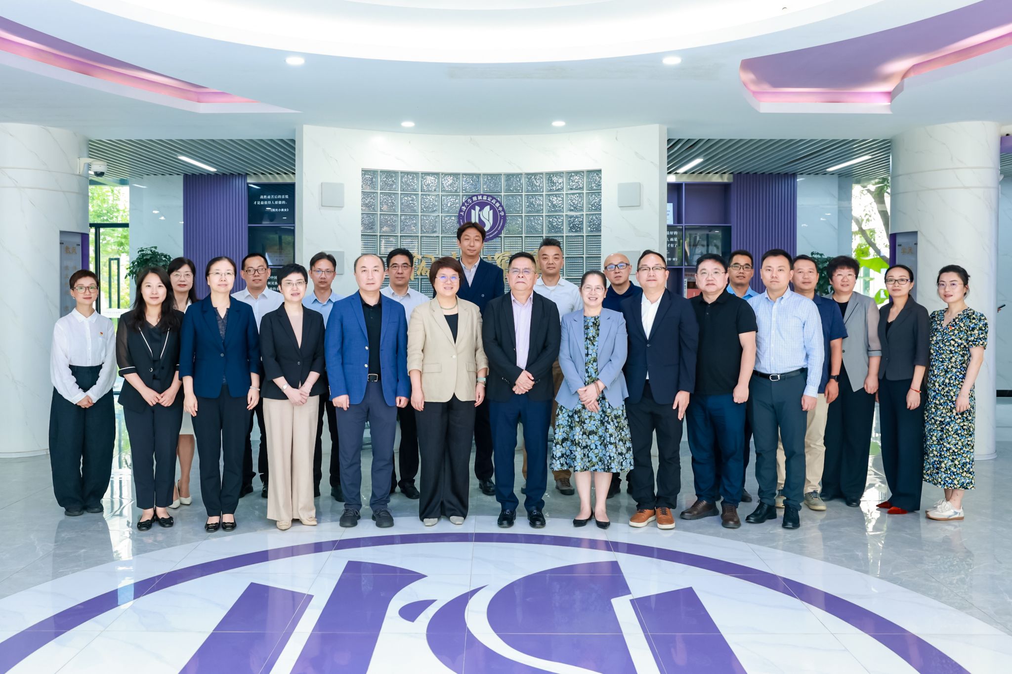 足球365官方网站嘉定基础教育集团签约仪式(合影).jpeg 足球365官方网站嘉定基础教育集团签约仪式(合影).jpeg