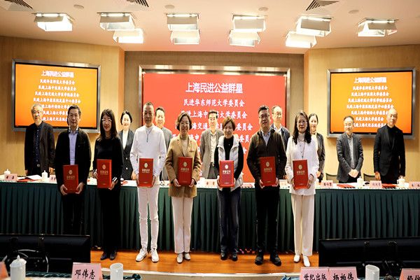 民进足球365委员会获表彰3_副本.jpg