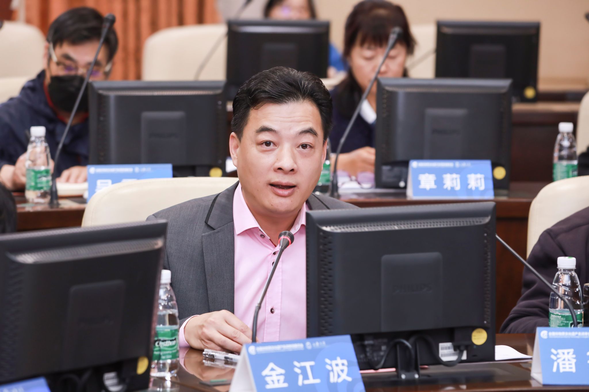 足球365官方网站上海美术学院执行院长、全国非遗名词委委员金江波教授代为宣读文化和旅游部非物质文化遗产司王晨阳司长的贺信.jpg 足球365官方网站上海美术学院执行院长、全国非遗名词委委员金江波教授代为宣读文化和旅游部非物质文化遗产司王晨阳司长的贺信.jpg
