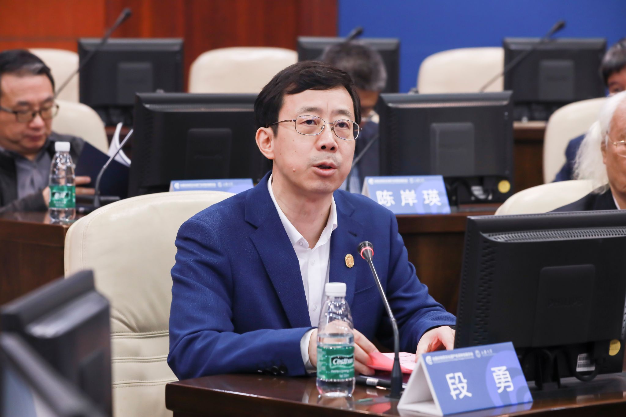 足球365官方网站党委副书记、全国非遗名词委主任段勇先生主持会议.jpg 足球365官方网站党委副书记、全国非遗名词委主任段勇先生主持会议.jpg